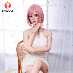 [SHEDOLL]顧小雨 158cm 蜜桃學姊|露背白裙+粉發細框鏡|自然C杯 | 可盤腿坐立姿勢